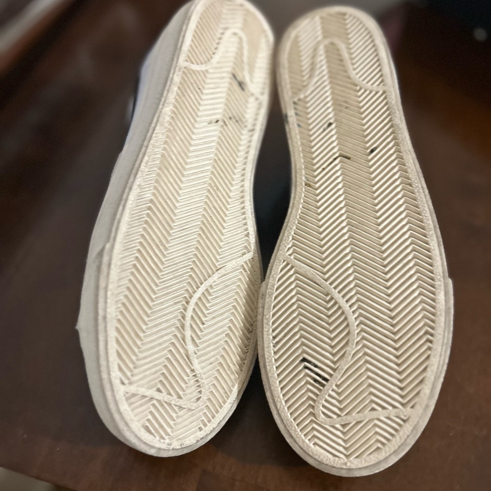 Nike Women’s White and Black Low-Top Sneakers - Picture 7 of 8
